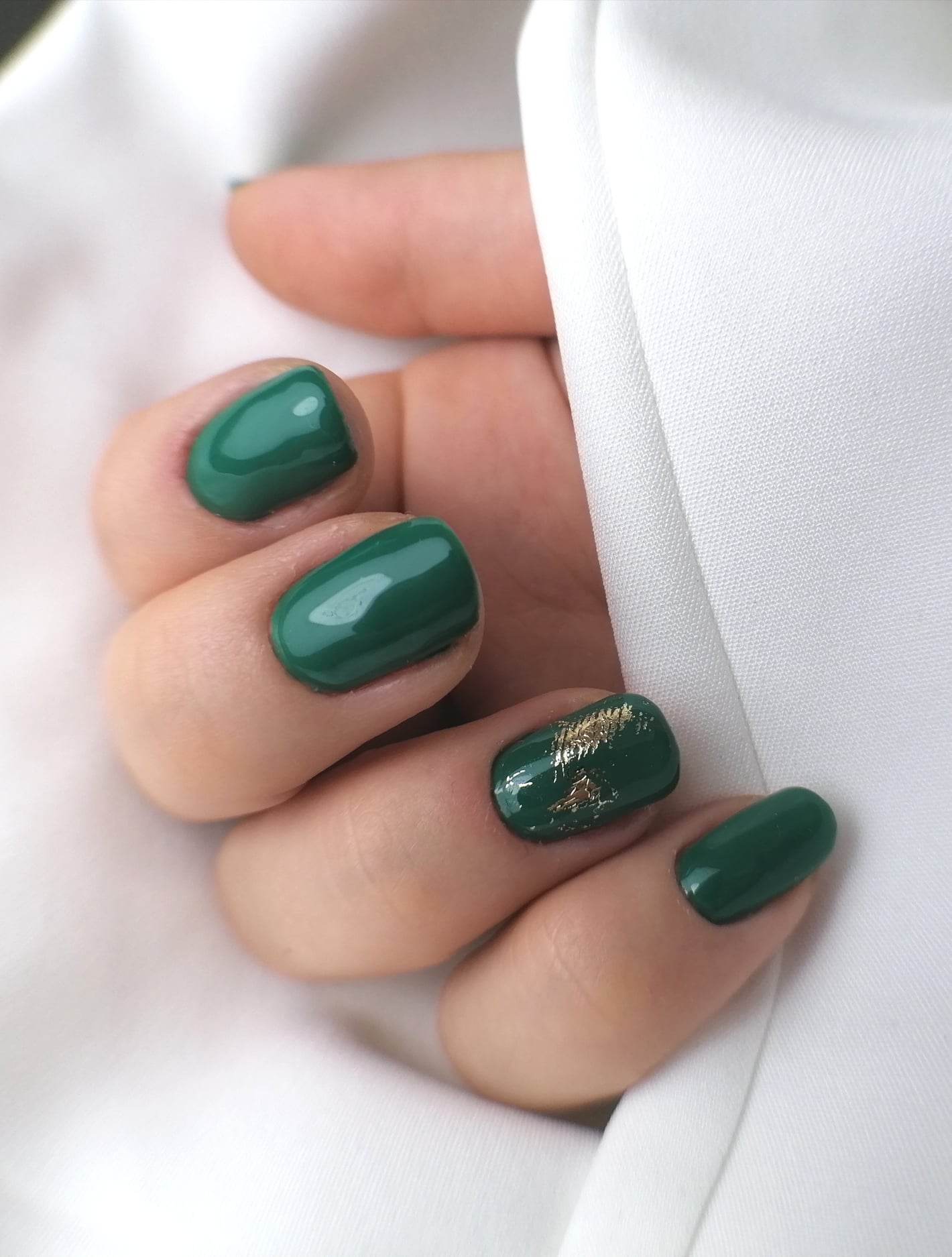 Grün Nageln Manicur beutiful hand