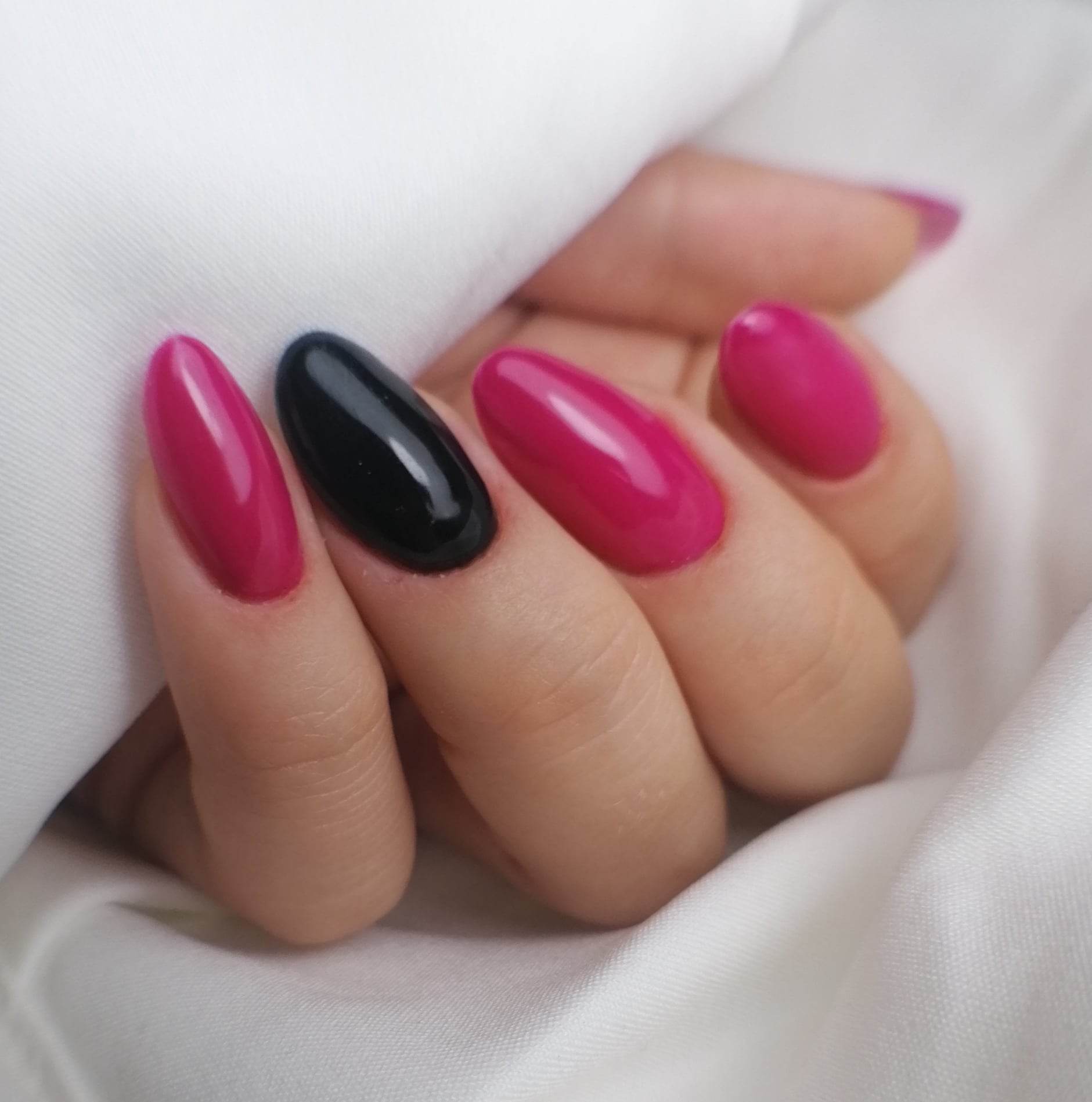 Bunte Nageln Manicur beutiful hand