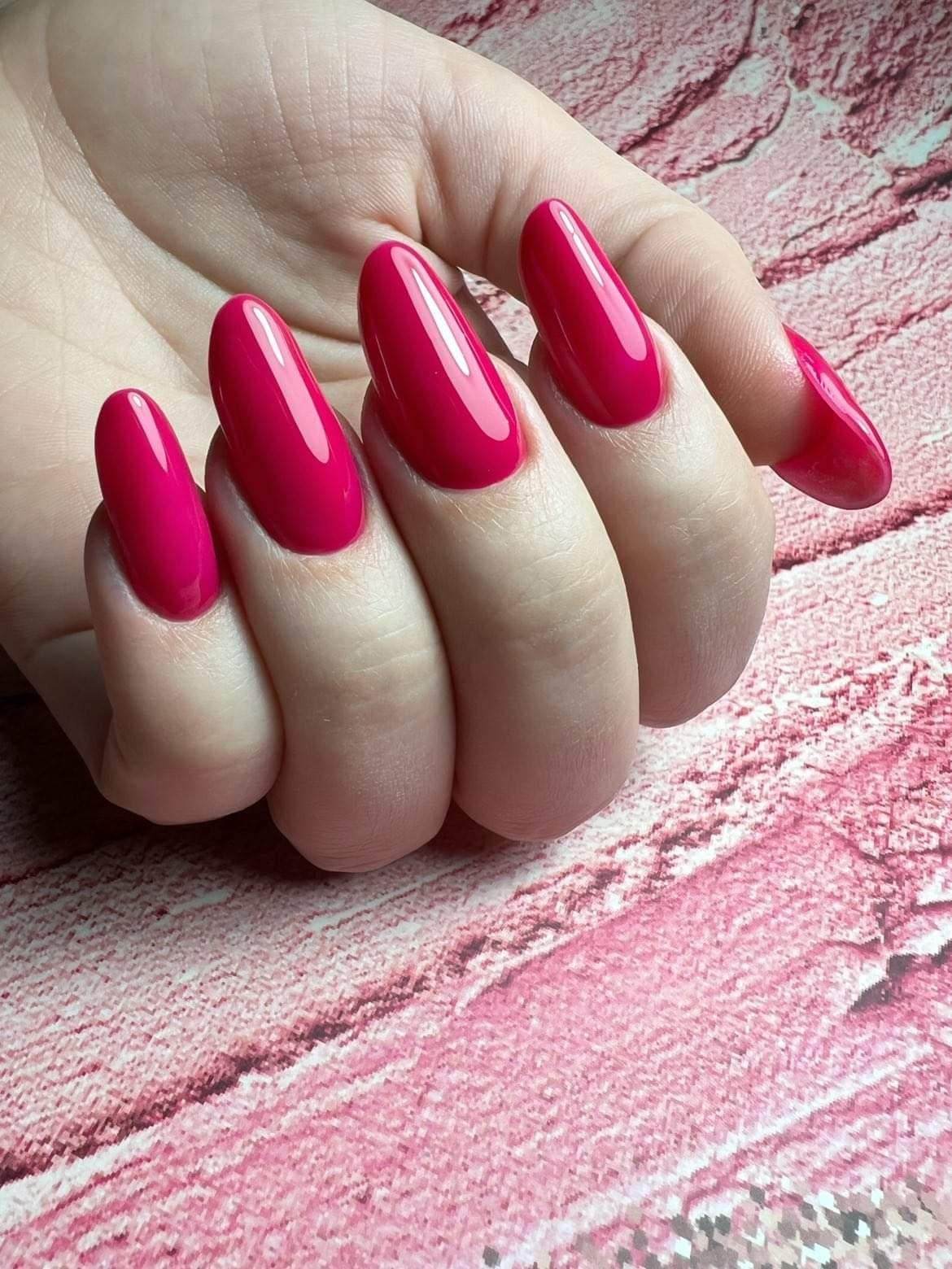 Rote Nageln Manicur beutiful hand